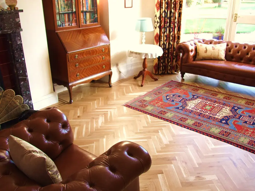 Parquet de madera natural recién instalado en una estancia